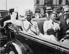 Generoso Pope (primo a destra) sulla macchina di  Cesare Balbo a New York
